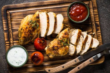 Tavuk biftek soslar en iyi manzaralı.