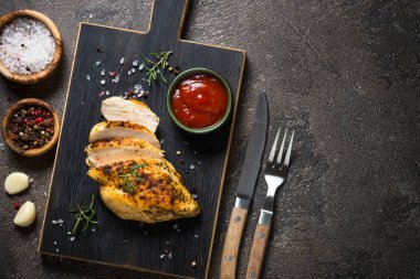 Tavuk biftek ketçap sosu en iyi manzaralı.