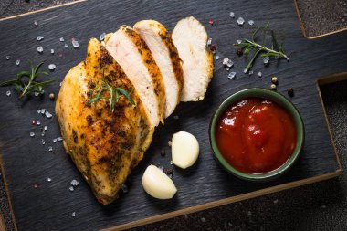 Tavuk biftek ketçap sosu en iyi manzaralı.