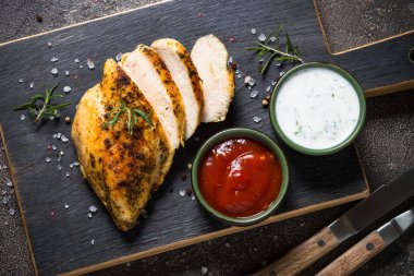 Tavuk biftek soslar en iyi manzaralı.