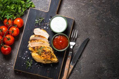 Tavuk biftek soslar en iyi manzaralı.