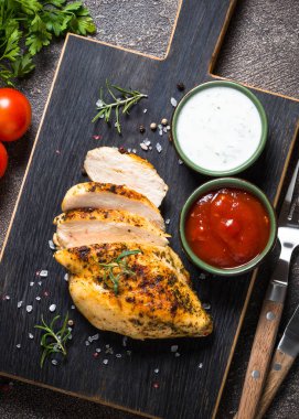 Tavuk biftek soslar en iyi manzaralı.