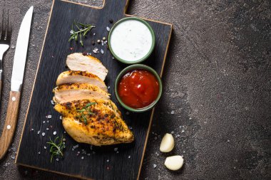 Tavuk biftek soslar en iyi manzaralı.