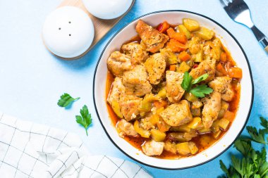 Tavuk güveç sebzeli, üstten görünüm.