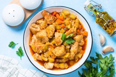 Tavuk güveç sebzeli, üstten görünüm.