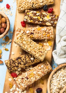 Granola bar fındık, meyve ve çilek mavi.