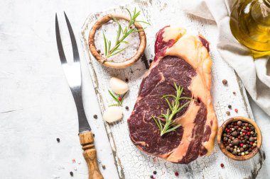 Sığır eti biftek antrikot otlar ve baharatlar en iyi manzaralı.