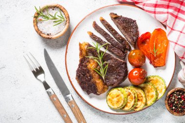 Izgara Dana biftek sebze en iyi manzaralı.