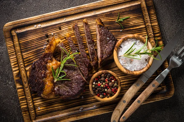 Grilled beef steak medium on wooden cutting board. — Stock Photo, Image