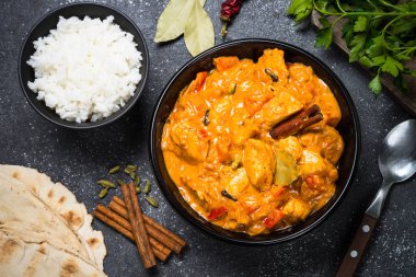 Tavuk tikka masala pirinç üzerinde siyah Üstten Görünüm.