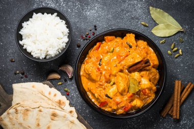Tavuk tikka masala pirinç üzerinde siyah Üstten Görünüm.