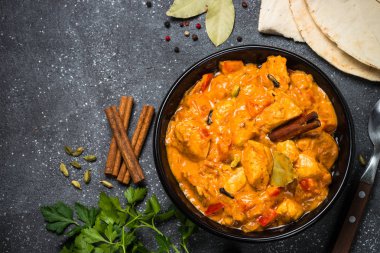 Tavuk tikka masala üzerinde siyah Üstten Görünüm.