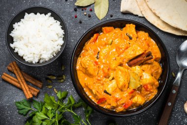 Tavuk tikka masala pirinç üzerinde siyah Üstten Görünüm.