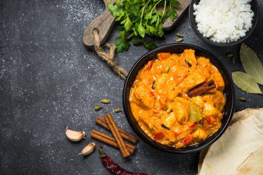 Tavuk tikka masala pirinç üzerinde siyah Üstten Görünüm.