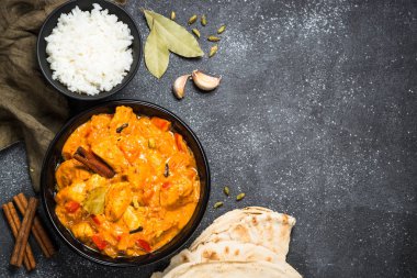 Tavuk tikka masala pirinç üzerinde siyah Üstten Görünüm.