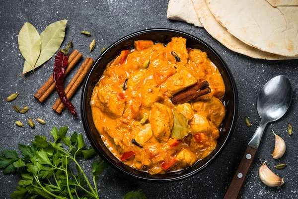 Chicken Tikka Masala auf schwarzer Draufsicht. — Stockfoto