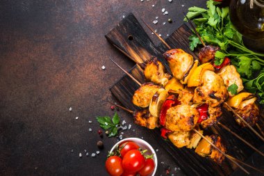 Tavuk kebap şişleri üstten görünüm sebze ile.