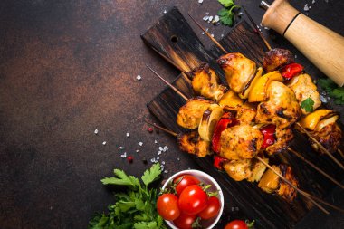 Tavuk kebap şişleri üstten görünüm sebze ile.