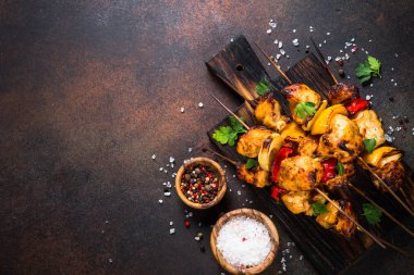 Tavuk kebap şişleri üstten görünüm sebze ile.