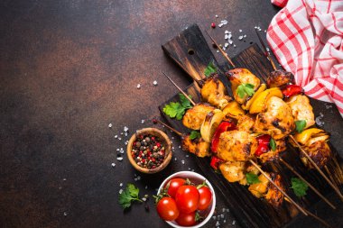 Tavuk kebap şişleri üstten görünüm sebze ile.