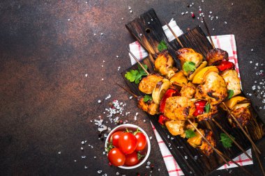 Tavuk kebap şişleri üstten görünüm sebze ile.