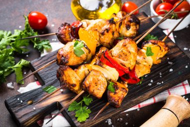 Tavuk kebap şişleri ahşap yetişmek yönetim kurulu üzerinde. 