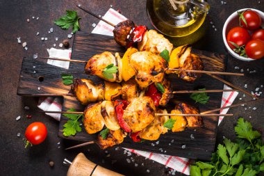 Tavuk kebap şişleri ahşap yetişmek yönetim kurulu üzerinde. 