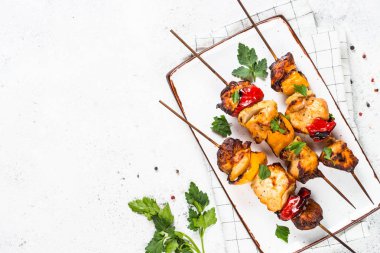 Tavuk kebap ızgara eti beyaz.