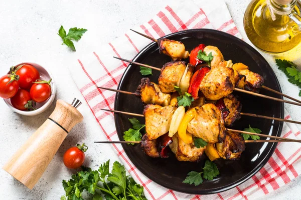 Kip kebab met groenten brochettes op wit. — Stockfoto