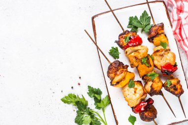 Tavuk kebap şişleri beyaz üzerinde.