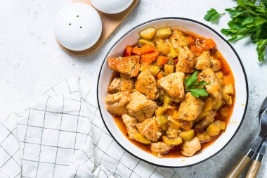 Tavuk güveç sebzeli, üstten görünüm.