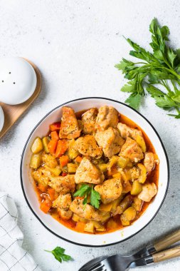 Tavuk güveç sebzeli, üstten görünüm.