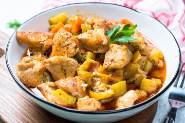 Sebzeli tavuk güveç.