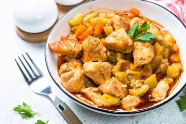 Sebzeli tavuk güveç.