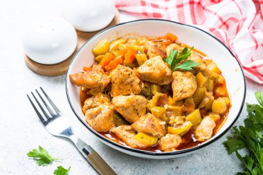 Sebzeli tavuk güveç.