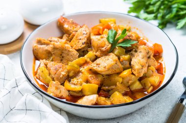 Sebzeli tavuk güveç.