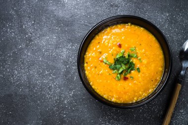 Kırmızı mercimek çorbası üzerinde siyah Üstten Görünüm.