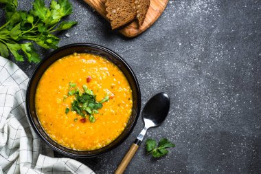 Kırmızı mercimek çorbası üzerinde siyah Üstten Görünüm.