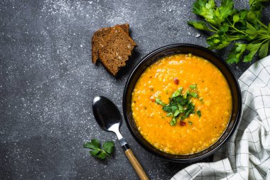 Kırmızı mercimek çorbası üzerinde siyah Üstten Görünüm.