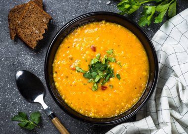Kırmızı mercimek çorbası üzerinde siyah Üstten Görünüm.