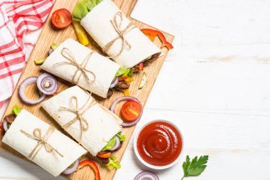 Sığır eti ve sebze beyaz burrito tortilla saran.