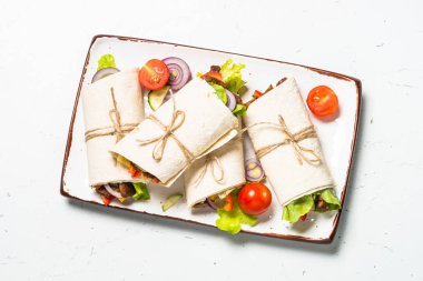Sığır eti ve sebze beyaz burrito tortilla saran.