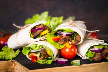 Sığır eti ve sebze ile burrito tortilla saran.