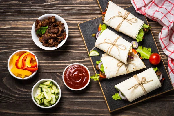 Burritos tortilla envolve com carne bovina e legumes vista superior . — Fotografia de Stock