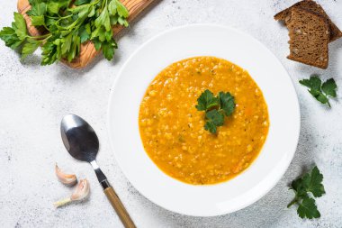 Kırmızı mercimek çorbası üzerinde beyaz Üstten Görünüm.