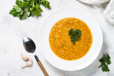 Kırmızı mercimek çorbası üzerinde beyaz Üstten Görünüm.