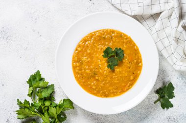 Kırmızı mercimek çorbası üzerinde beyaz Üstten Görünüm.