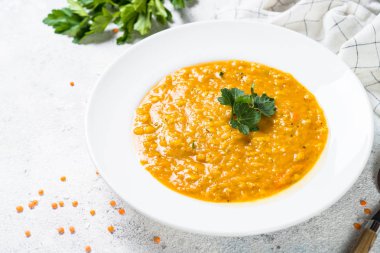 Kırmızı mercimek çorbası üzerinde beyaz Üstten Görünüm.