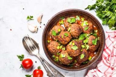 Işık üzerinde domates soslu köfte taş masa üstü görünümü. 