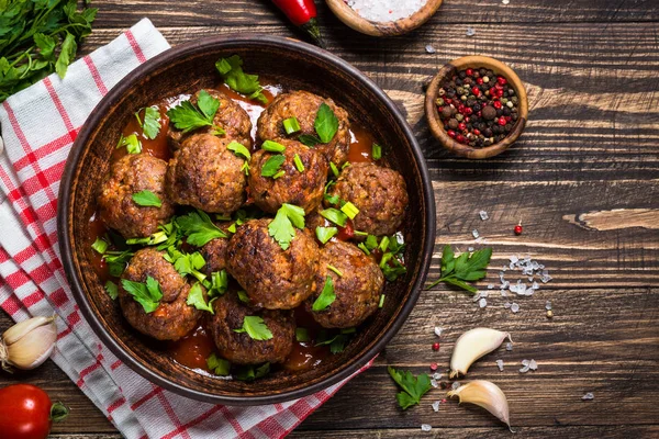 Albóndigas en salsa de tomate en madera vista superior de la mesa . —  Fotos de Stock